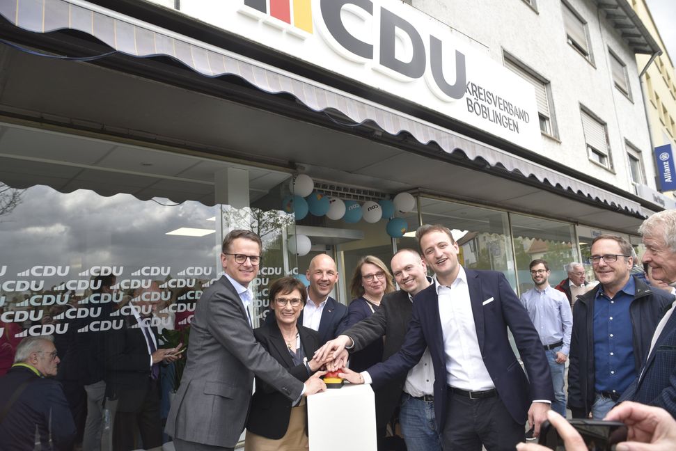Viele Hände drücken den Startknopf für die neue Parteizentrale des CDU-Kreisverbands Böblingen. Von links: Dr. Carsten Linnemann (Generalsekretär der Bundes-CDU), Sabine Kurtz (Parlamentarische Staatssekretärin, Landtagsabgeordnete), der Bundestagsabgeordnete Marc Biadacz, Kreisgeschäftsführerin Nicole Fischinger, Rafael Piofczyk (Beisitzer im Kreisvorstand) und Dr. Matthias Miller (Kreisvorsitzender und Landtagsabgeordneter).