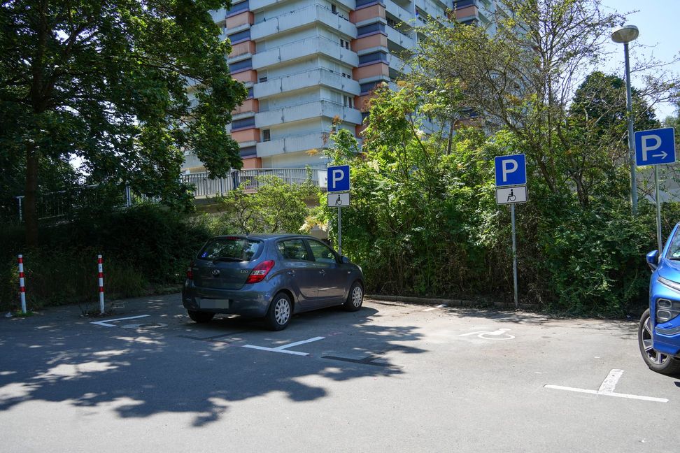 Jetzt gibt es zwei Behindertenparkplätze, die deutlich ausgeschildert und ausreichend breit sind.