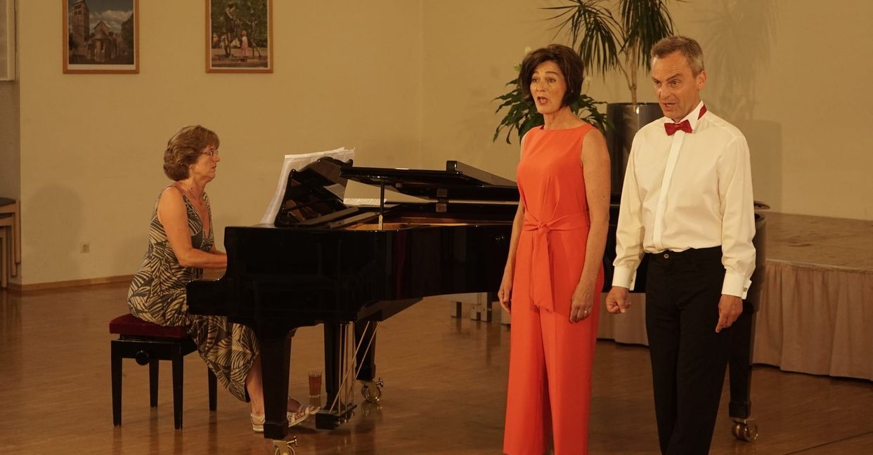 Pianistin Sabine Schubert-Kessler, Christine Euchenhofer und Burkhard Seizer.