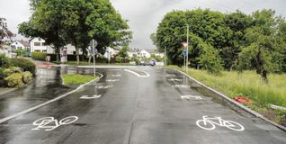 Die Radroute R5 führt an dieser Stelle über den Kreisverkehr links hoch in die seit 1007 existierende und jetzt ausgebaute Fahrradstraße.