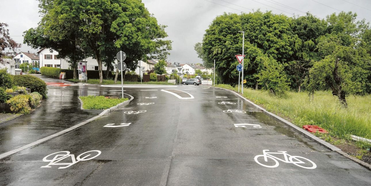 Die Radroute R5 führt an dieser Stelle über den Kreisverkehr links hoch in die seit 1007 existierende und jetzt ausgebaute Fahrradstraße.