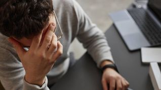 In dem viralen Video wird unter anderem hinterfragt, ob eine 40-Stunden-Woche gut für die mentale Gesundheit ist. (Symbolbild)