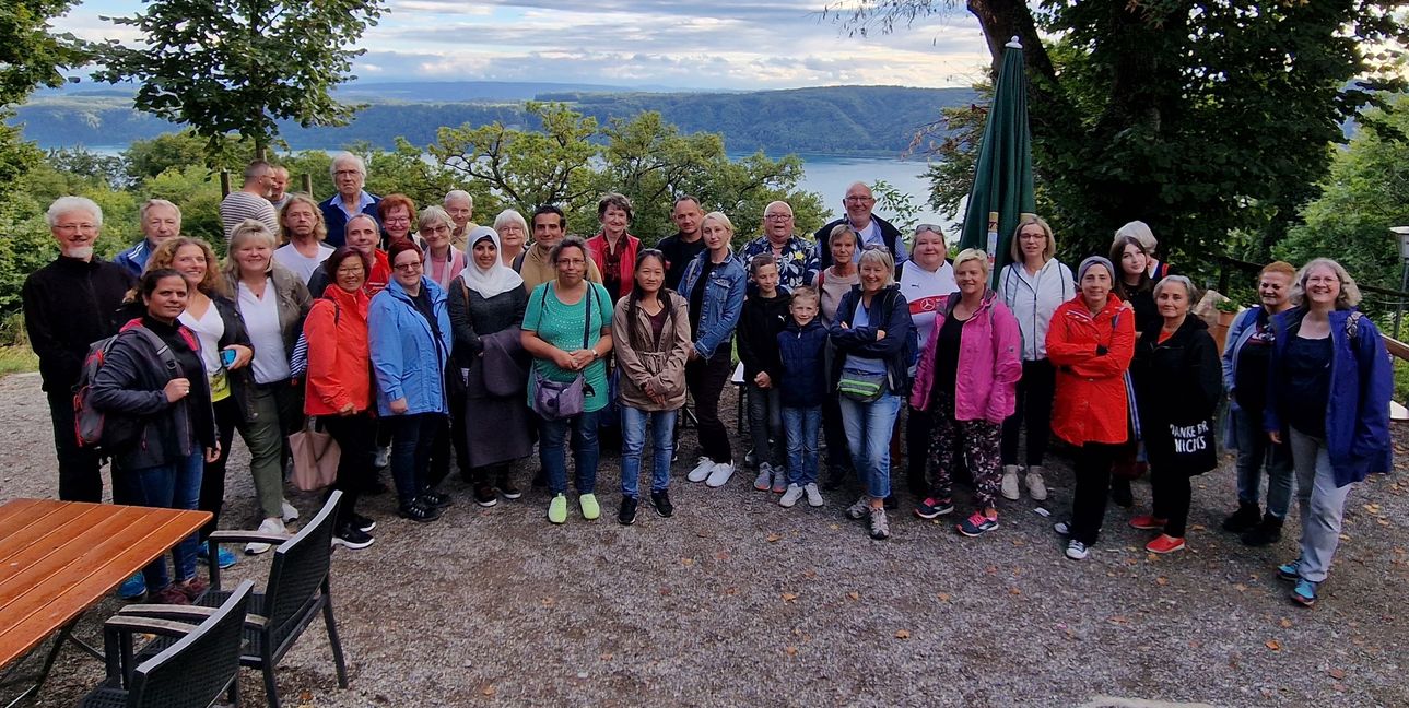 Auch das ist möglich: 43 Ehrenamtliche der Quartiersarbeit Eichholz und Viehweide lassen beim gemeinsamen Ausflug an den Bodensee die Seelen baumeln.