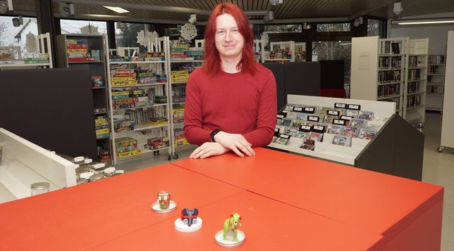 Tonies wie die drei im Vordergrund sind nun sicher in der Maichinger Bibliothek. Aber das Gebäude macht Tobias Reiman Sorgen.