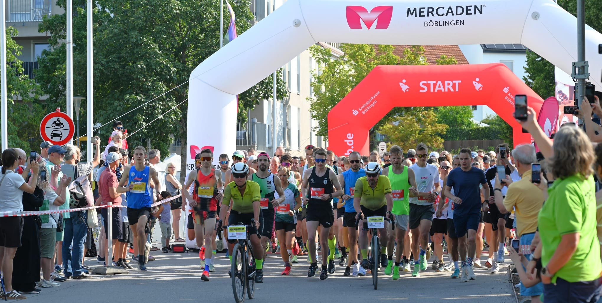 Gemeinsamer Start von Lotto- und Sparkassenlauf auf der Alba-Brücke.