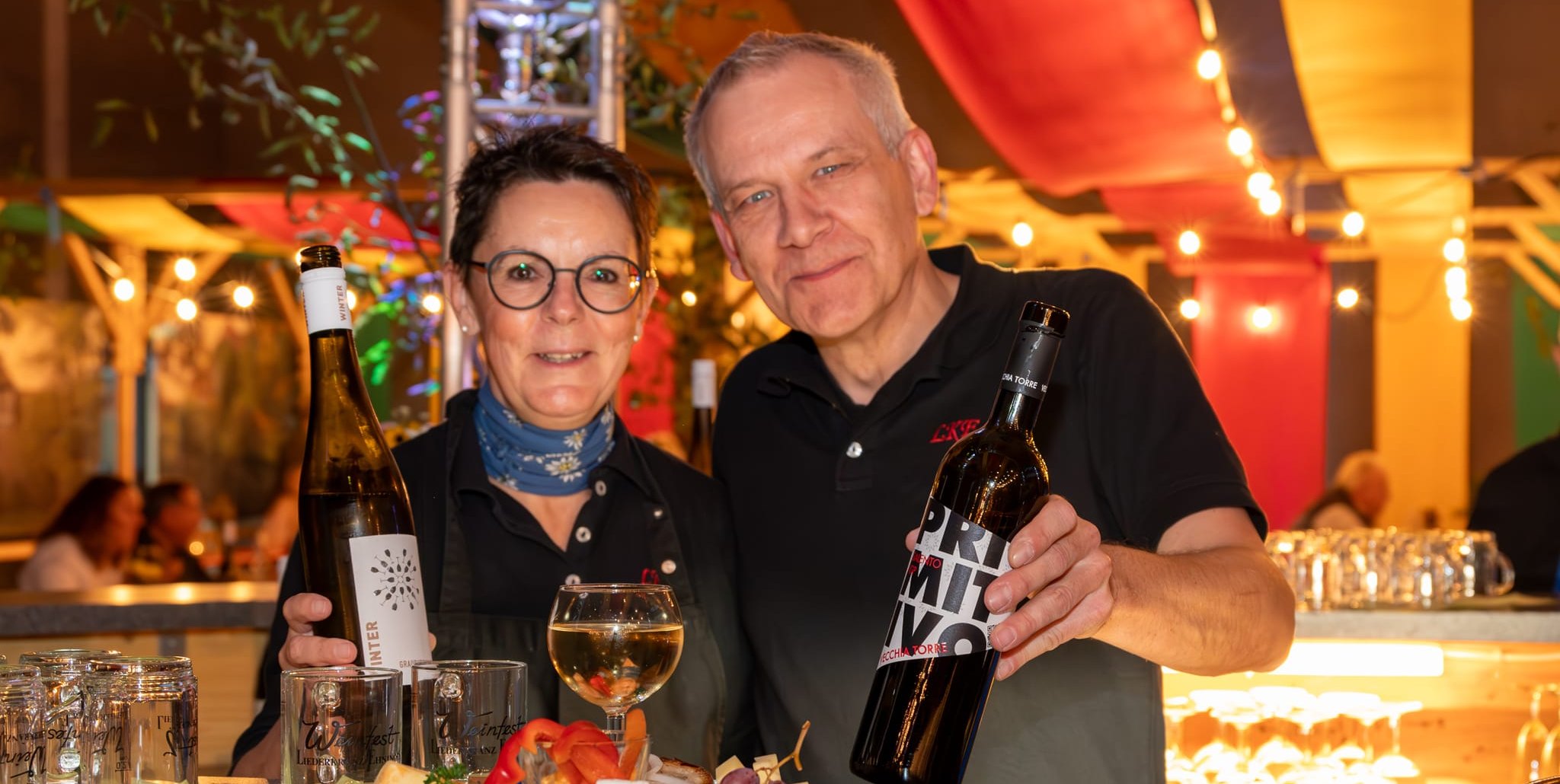 Das Vorstandsteam Carmen Hartmann und Manfred Klinger steht mit hinterm Tresen und in der Küche. Bild: Nüßle