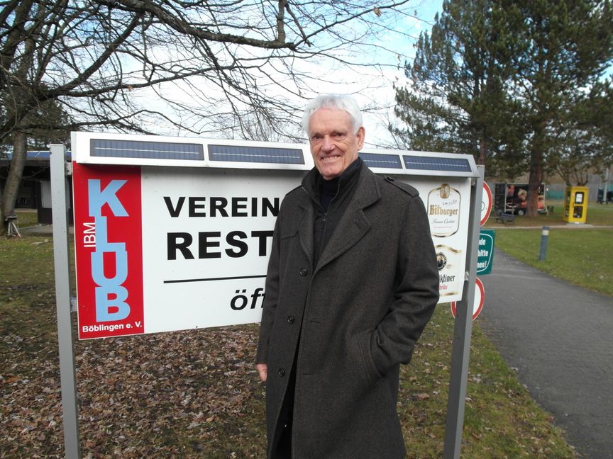 Volker Straßburg vor dem Schild des IBM-Klubs am Böblinger Zimmerschlag. Bild: Staber