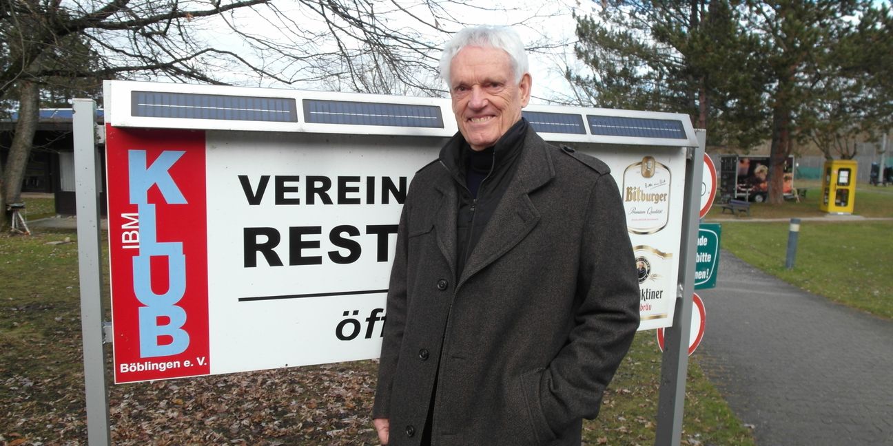 Volker Straßburg vor dem Schild des IBM-Klubs am Böblinger Zimmerschlag. Bild: Staber