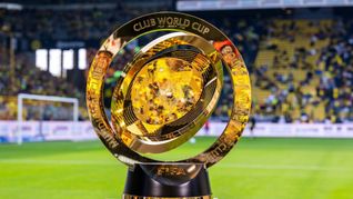 Um diese Trophäe spielen in den nächsten Wochen 32 Fußballvereine bei der Club-WM in den USA.