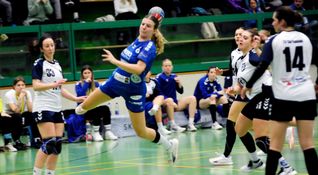 Svenja Hille im Vorwärtsgang. Beim Sieg in Heiningen war sie vor allem wichtiger Teil eines bärenstarken Abwehr-Bollwerks.Bild: Photostampe