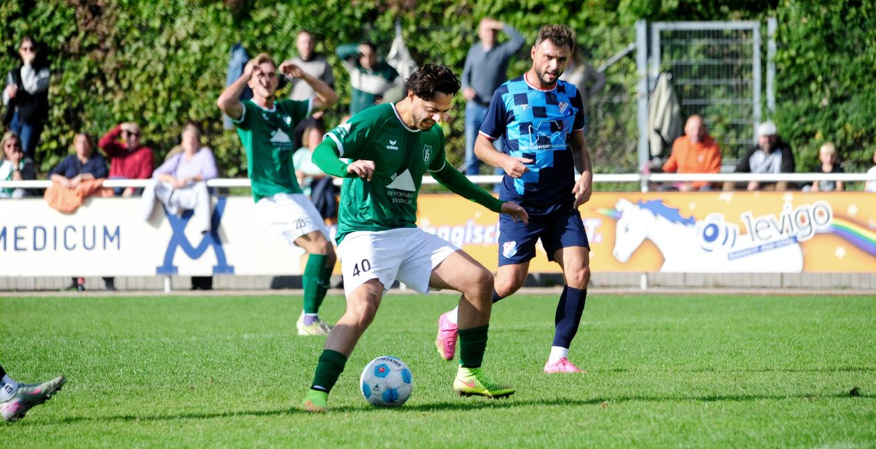Marco Quaranta (am Ball) und die Spvgg Holzgerlingen warten weiter auf den ersten Saisonsieg in der Bezirksliga. Bild: photostampe