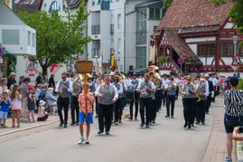 Der große Festumzug mit Musikkapellen, historischen Fahrzeugen und Feuerwehren aus nah und fern bildete am Sonntag einen der Höhepunkte des Jubiläumswochenendes der Freiwilligen Feuerwehr Maichingen.