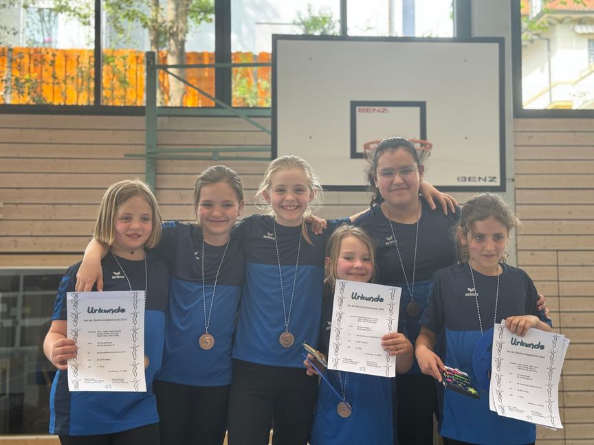 Auf dem Siegertreppchen: Lina Ludwig, Sophia Sandig, Anna Peci, Paulina Sandig, Nilguan Yazici und Lena Ludwig (von links). Bild: z