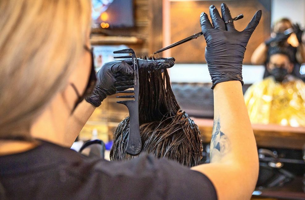 Anders als im Frühjahr bleiben die Friseursalons geöffnet.