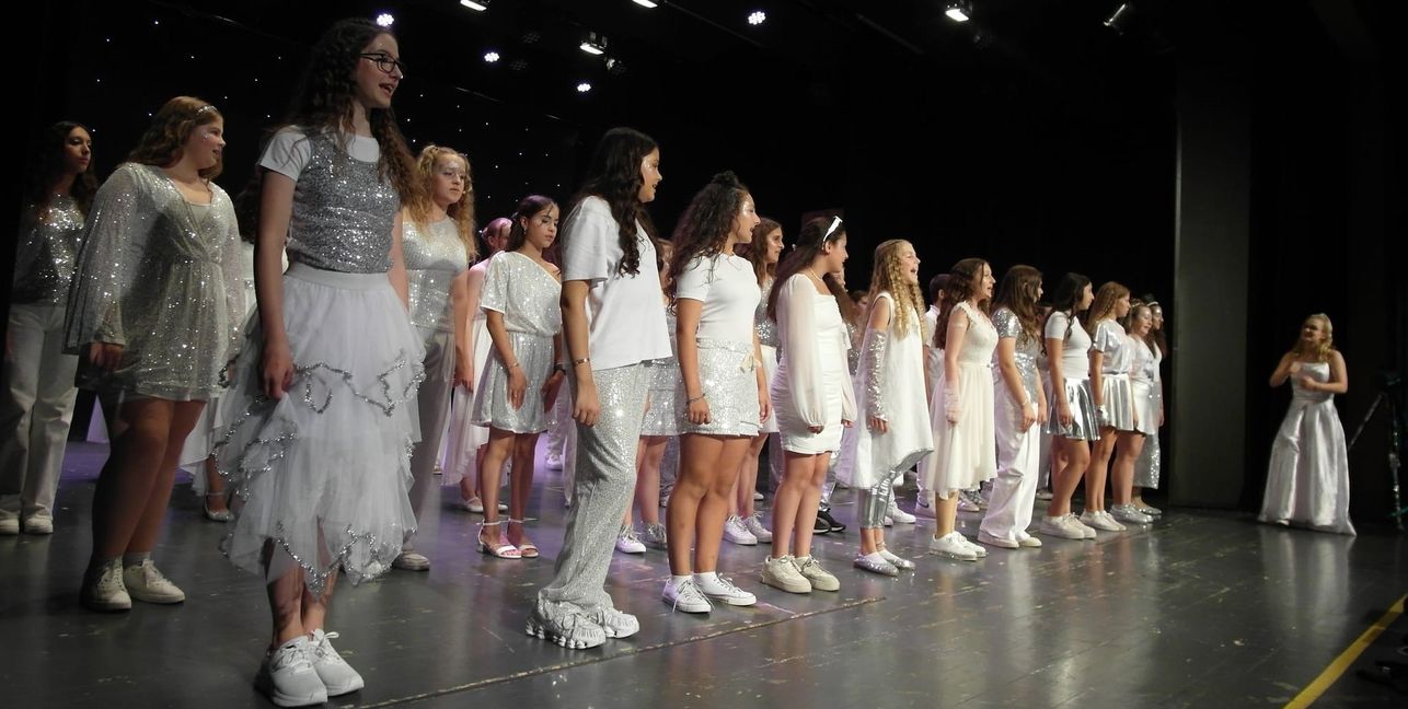 Die Schülerinnen der Realschule Hinterweil haben im Maichinger Bürgerhaus auch ihr musikalisches Talent gezeigt.