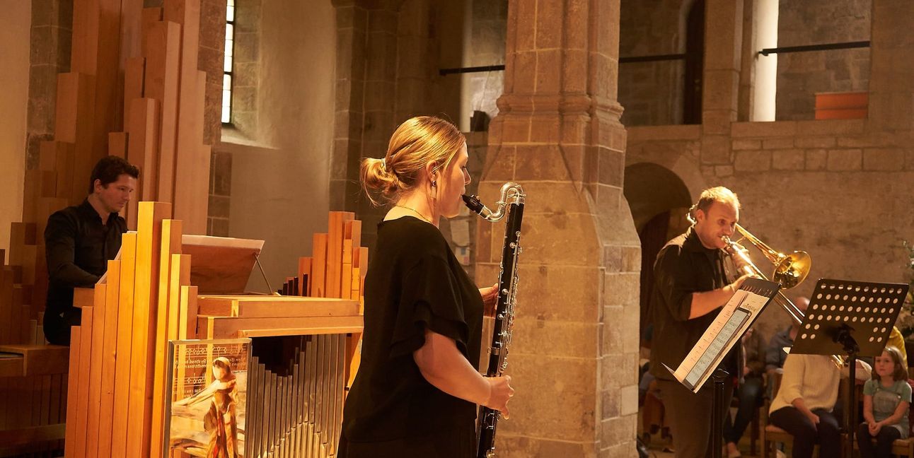 Maria Wunder, Organist Daniel Tepper und Posaunist Walter Melcher bei der Orgelreihe.
