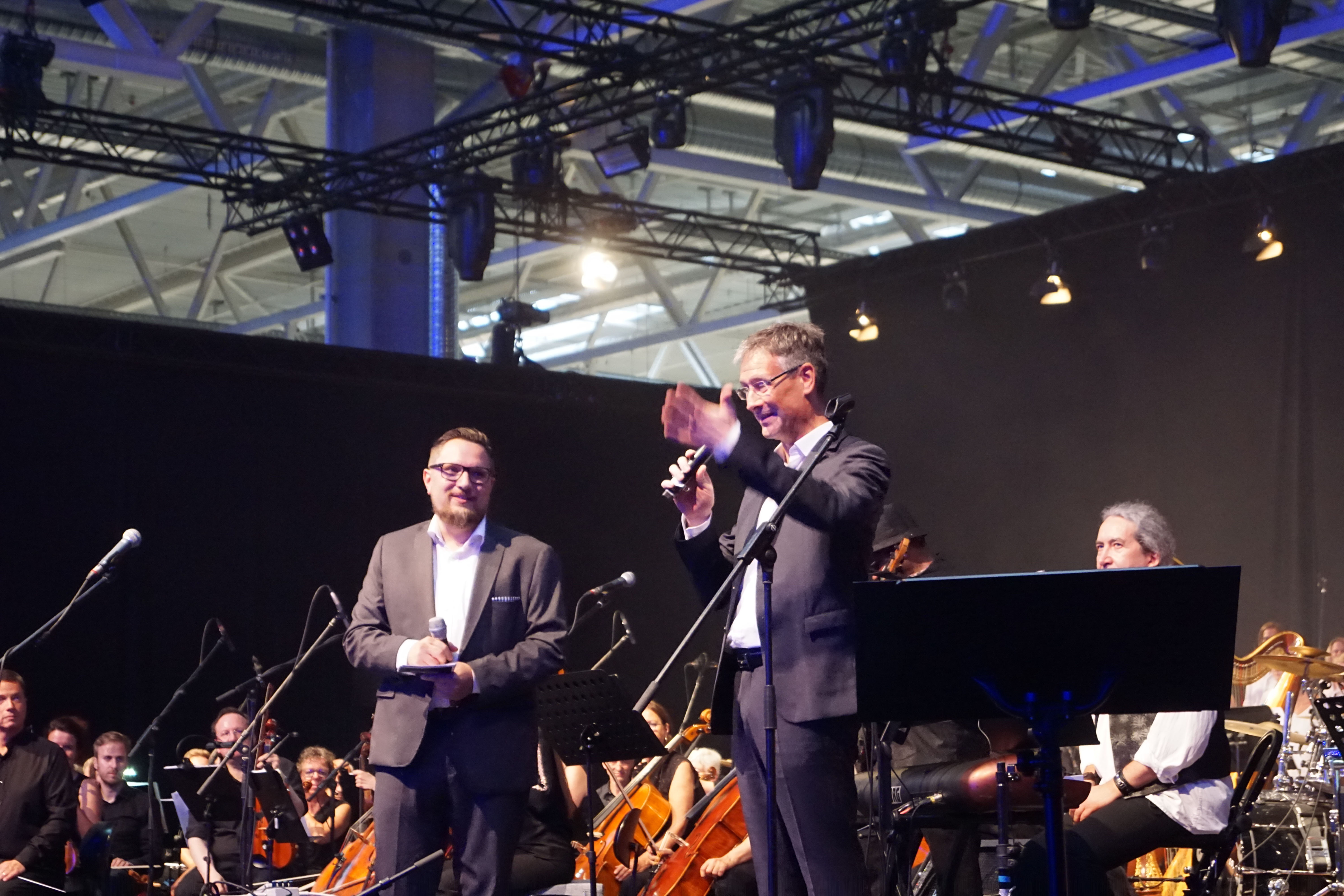 Michael Bauer, der Standortverantwortliche des Mercedes-Benz-Werks Sindelfingen (rechts) mit Siegfried Barth, dem künstlerischen Leiter der "Meilensteine". Bild: Dettenmeyer