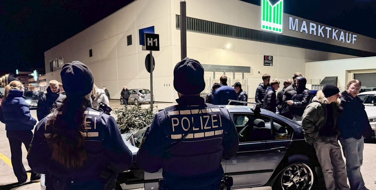 Die Polizei schaut auf dem Marktkauf-Parkplatz nach dem Rechten. "Wir sind nicht hier, um die Leute zu vertreiben, sondern um die schwarzen Schafe rauszupicken", sagt Pressesprecher Steffen Grabenstein.