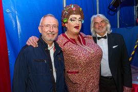 Frank Hofmeister, Fräulein Wommy Wonder und Wolfgang Seljé freuen sich über den Erfolg.