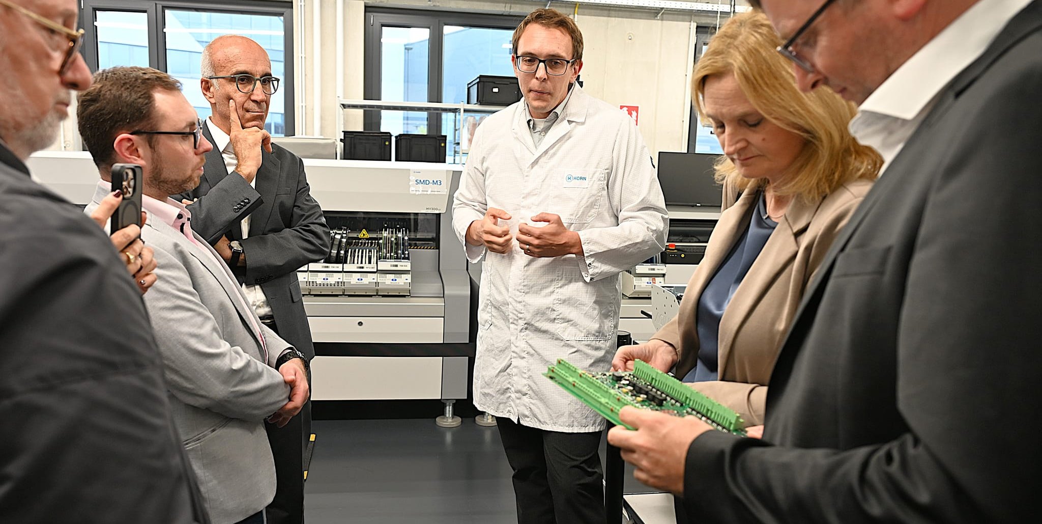 Besuch der CDU-Ortsverbände aus Gärtringen und Umgebung bei der Dr. E. Horn GmbH & Co. KG. In der Mitte Marcel Winkler, der Entwicklungsleiter des Unternehmens, rechts von ihm die beiden CDU-Landtagsabgeordneten aus dem Landkreis Böblingen, Regina Dvořák-