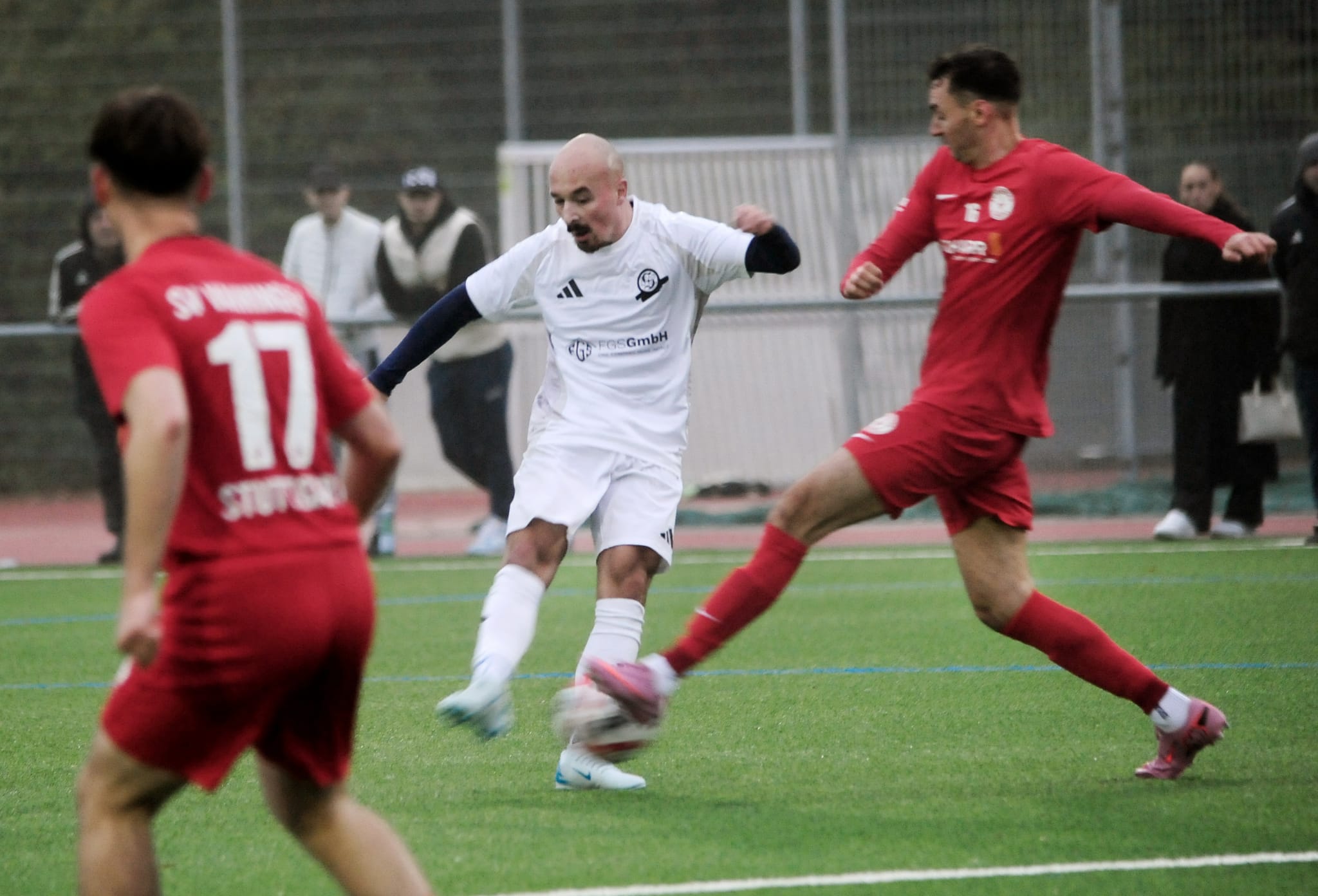 Yasin Kaplan (Mitte) und die Landesliga-Reserve des VfL kamen nicht über ein 2:2 gegen Vaichingen II hinaus.