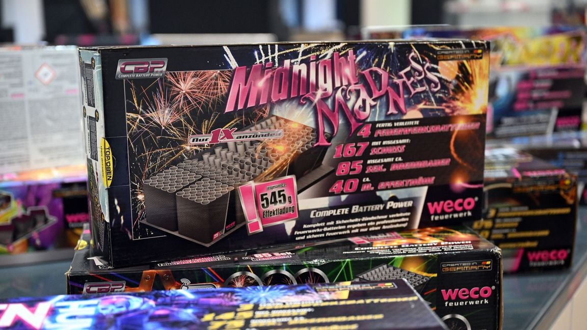 Im Showroom der Feuerwerksfirma Weco liegen Silvester-Raketen und -feuerwerk.