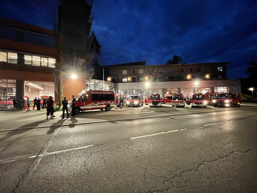 Die Feuerwehr informierte am Abend über Lautsprecher über die Verunreinigung. Für die Warndurchsagen waren elf Mannschaftswagen der umliegenden Feuerwehren im Einsatz. Bild: SDMG / Dettenmeyer