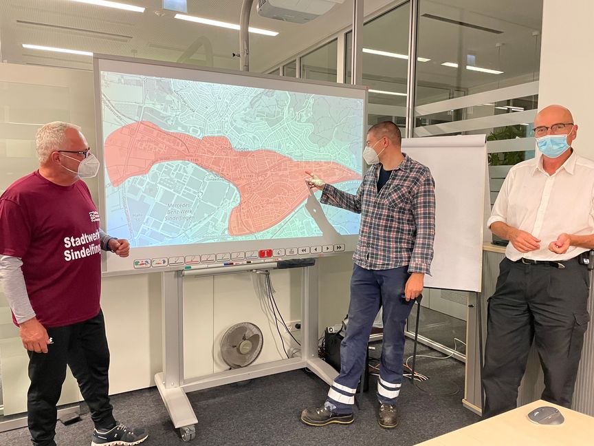 Auf dem Bild (von links): Dr. Karl-Peter Hoffmann (Geschäftsführer der Stadtwerke Sindelfingen), Michael Suffner und Rainer Just (Leiter des Amts für Feuerwehr und Bevölkerungsschutz). Bild: Dettenmeyer