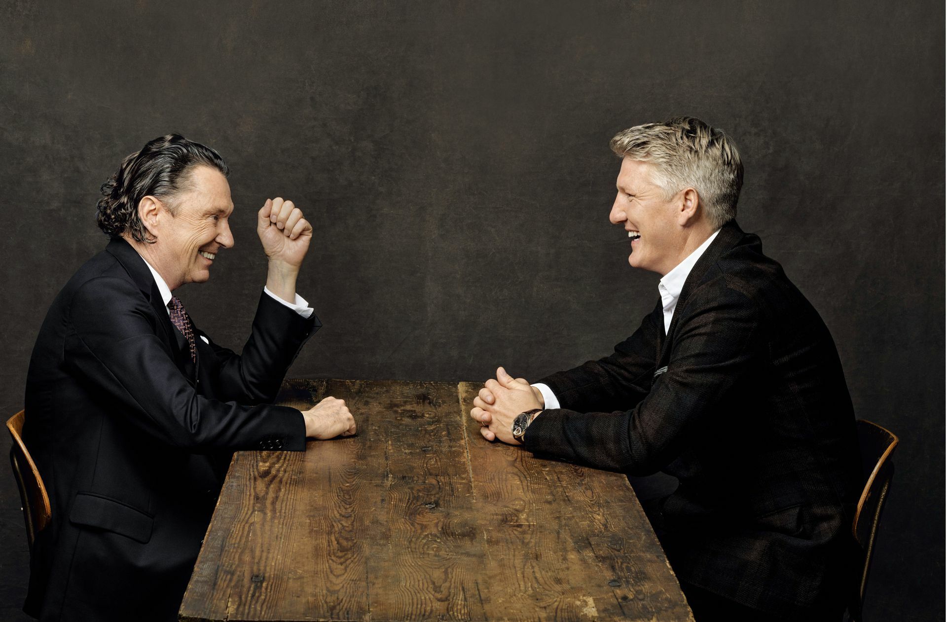 Spaß scheint die Zusammenarbeit  gemacht zu haben: Martin Suter (links) und Bastian   Schweinsteiger