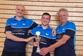 Freuen sich über den Titelgewinn im Wettbewerb der Kreisklassen (Herren IV): Robert Marko, Julian Seeger und  Volker Schmid-Schönberg vom VfL Sindelfingen. Bild: Holzapfel