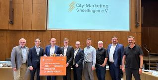Der neue Vorstand des Vereins City Marketing Sindelfingen (CMS) verabschiedet Dr. Bernd Vöhringer. Auf dem Foto von links: Dr. Karl-Peter Hoffmann (Stadtwerke Sindelfingen), Dr. Christian Röhm (SZ/BZ), der neue Ehrenvorsitzende Dr. Bernd Vöhringer, der neue Vorsitzende Markus Kleemann, Hanno Kreuter (CMS), Volker Ziller (Vereinigte Volksbanken eG),  Axel Dartsch (Mercedes Benz AG), Felix Rapp (Wirtschaftsförderung Sindelfingen) und Robert Klotz (GHV Sindelfingen). Auf dem Bild fehlt Simon Bräuning (Kreissparkasse).