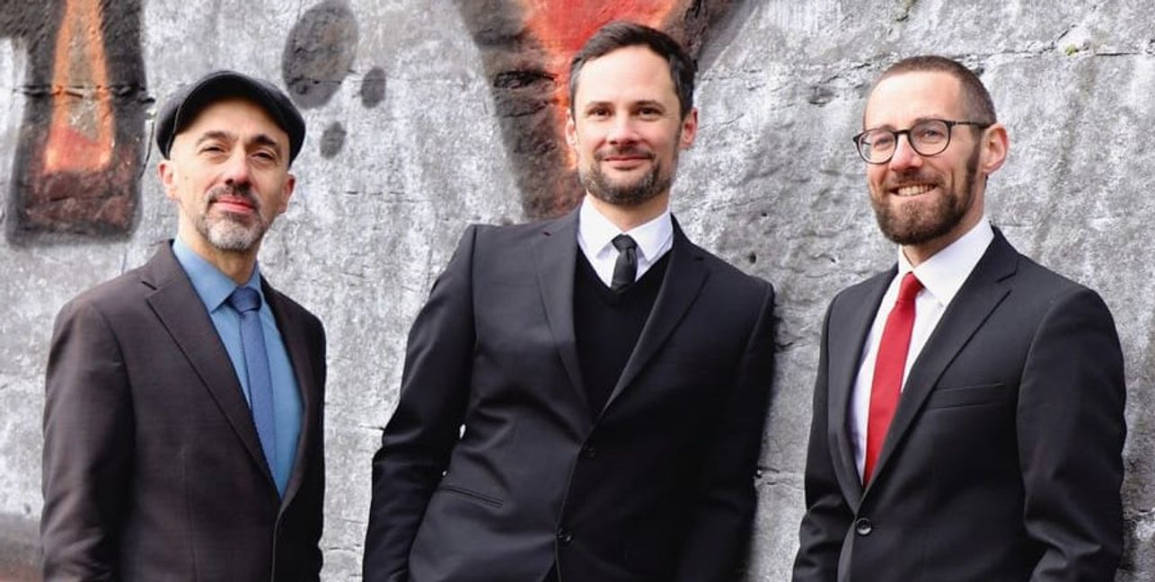 Jörg Enz (Mitte) präsentierte mit Joe Kenney (Vibraphon, rechts) und Giorgos Antoniou (links) im Blauen Haus Böblingen sein aktuelles Jazzprogramm „Sunny Side Up“.