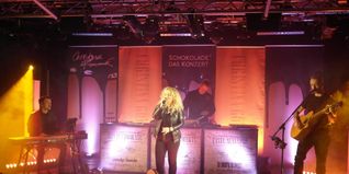 Keyboarder Martin Schräpfer, Deutschrock-Sängerin und Komponistin Christina Rommel, Chocolatier Dirk Beckstedde und Gitarrist Max Wilhelm (von links) haben mit „Schokolade - das Konzert“ rund 80 Zuschauer im Sindelfinger Kulturpavillon prächtig unterhalten und mit Schokoladen-Kreationen verführt.