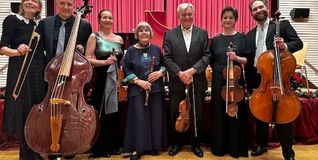 Das Internationale Barockorchesters der Akademie für Alte Musik in Baden- Württemberg bei seinem Weihnachtskonzert in Altdorf. In der Mitte, mit Flöte: Ulrike Engelke.