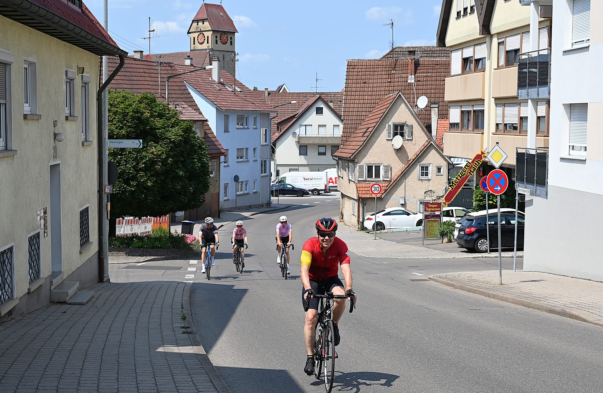 Wer die Berge des Nordschwarzwalds gemeistert hat, für den ist die Alte Stuttgarter Straße in Magstadt hinauf zum Ziel an der Festhalle ein harmloser Anstieg.