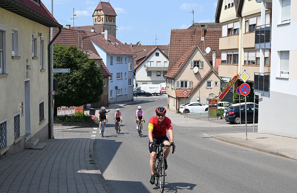 Wer die Berge des Nordschwarzwalds gemeistert hat, für den ist die Alte Stuttgarter Straße in Magstadt hinauf zum Ziel an der Festhalle ein harmloser Anstieg.
