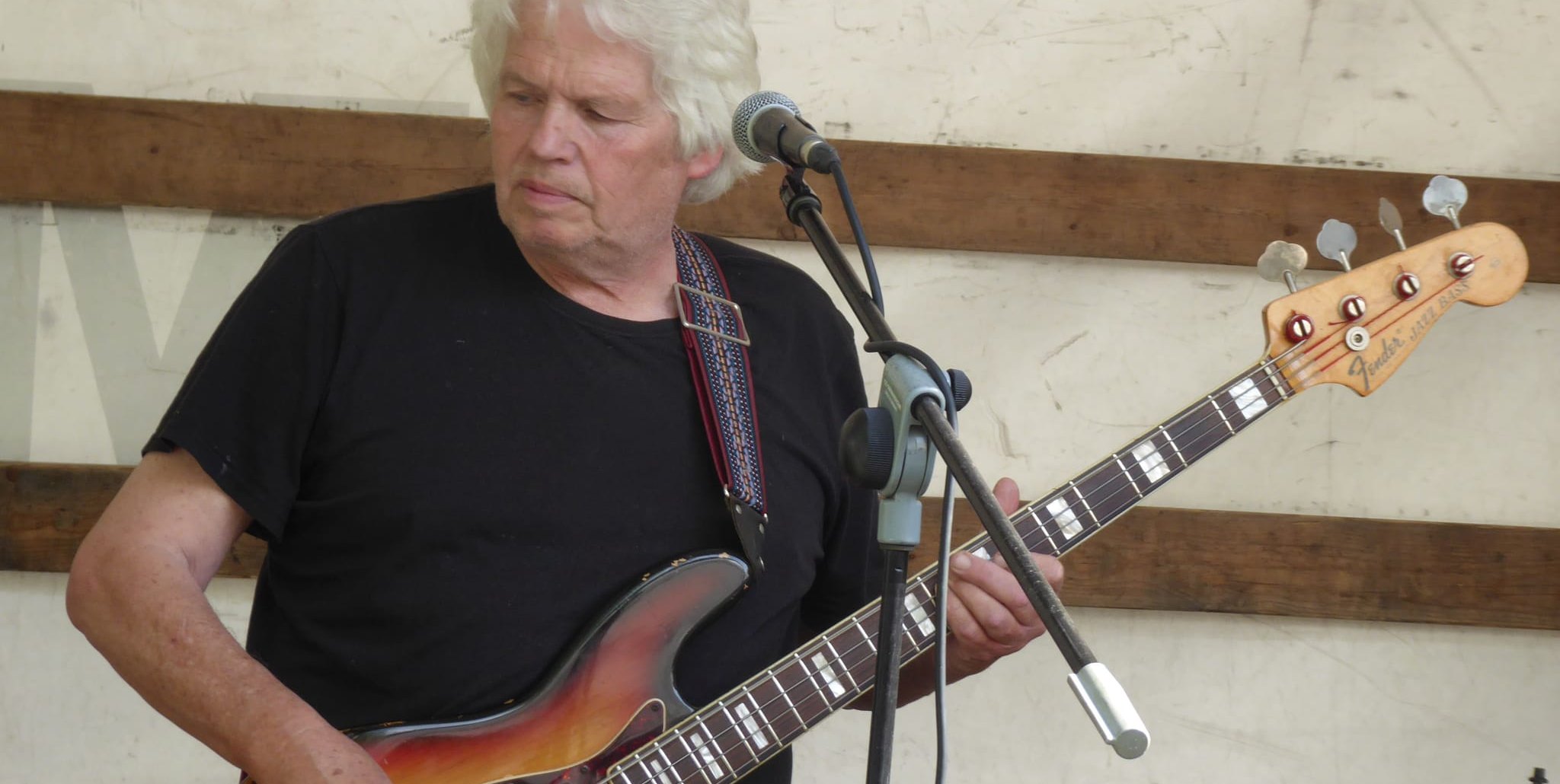 Herbert Renz am Bass bei einem Konzert in seinem Gärtringer Heahrhäusle von 2018.