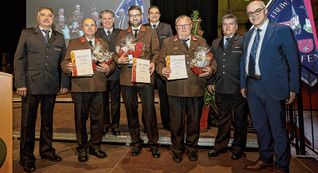 Nach der Verleihung der Medaillen für internationale Zusammenarbeit. Von links: Kommandant Thomas Butsch, die Feuerwehrkameraden aus Österreich Markus Lang, Alexander Zörfusz und Georg Scheu, stellvertretender Kommandant Stefan Eberle sowie Bürgermeister Martin Thüringer.  In zweiter Reihe Markus Priesching vom Kreisfeuerwehrverband (links) und Abteilungskommandant Timo Roller.