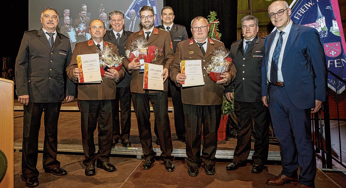 Nach der Verleihung der Medaillen für internationale Zusammenarbeit. Von links: Kommandant Thomas Butsch, die Feuerwehrkameraden aus Österreich Markus Lang, Alexander Zörfusz und Georg Scheu, stellvertretender Kommandant Stefan Eberle sowie Bürgermeister Martin Thüringer.  In zweiter Reihe Markus Priesching vom Kreisfeuerwehrverband (links) und Abteilungskommandant Timo Roller.