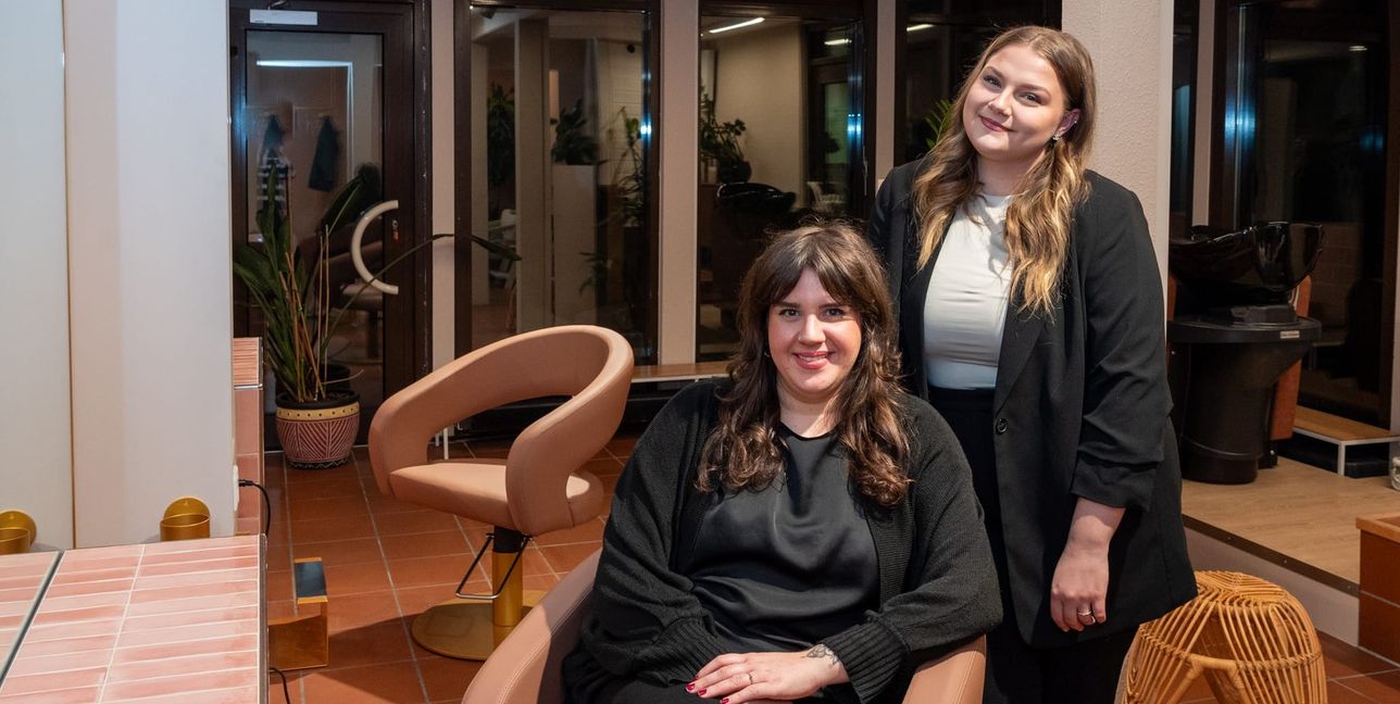 Die Friseurmeisterin Nina Winkler (links) und die staatlich anerkannte Kosmetikerin Natalie Rieger freuen sich über den neuen Standort.