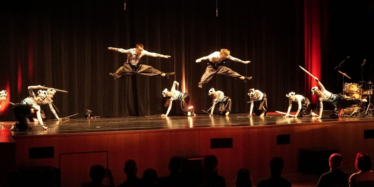 Schwerttanz der Tanzgruppe Caprice aus Mykolajiw.