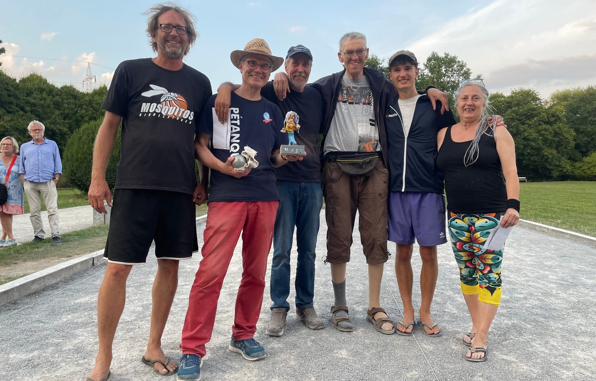 Die Sieger im 52. Sindelfinger Pétanque-Turnier, von links Turnierchef Frank Mössinger, VfL-Spieler Hans Diehm, Uwe Klemm, Pokal-Schöpfer und ehemaliger Bären-Pate Karl-Heinz Boeck, die Finalisten Hugo Moreno und Franziska Walter.