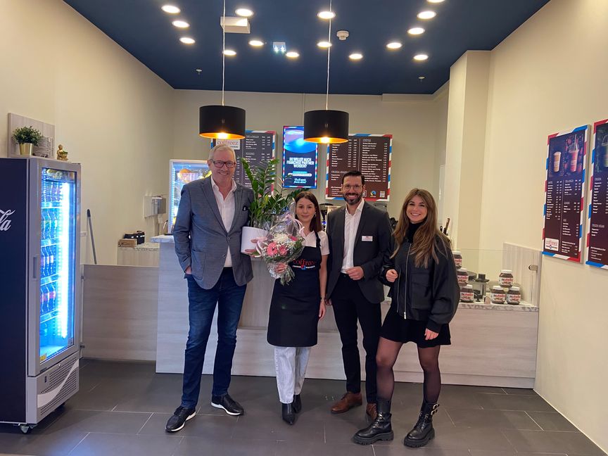 Neueröffnung: Stefan Gauß und Jasmin Gharbi von Coffreez,  Edip Özerol und Lara Tola von den Mercaden Böblingen  (von links). Bild: z