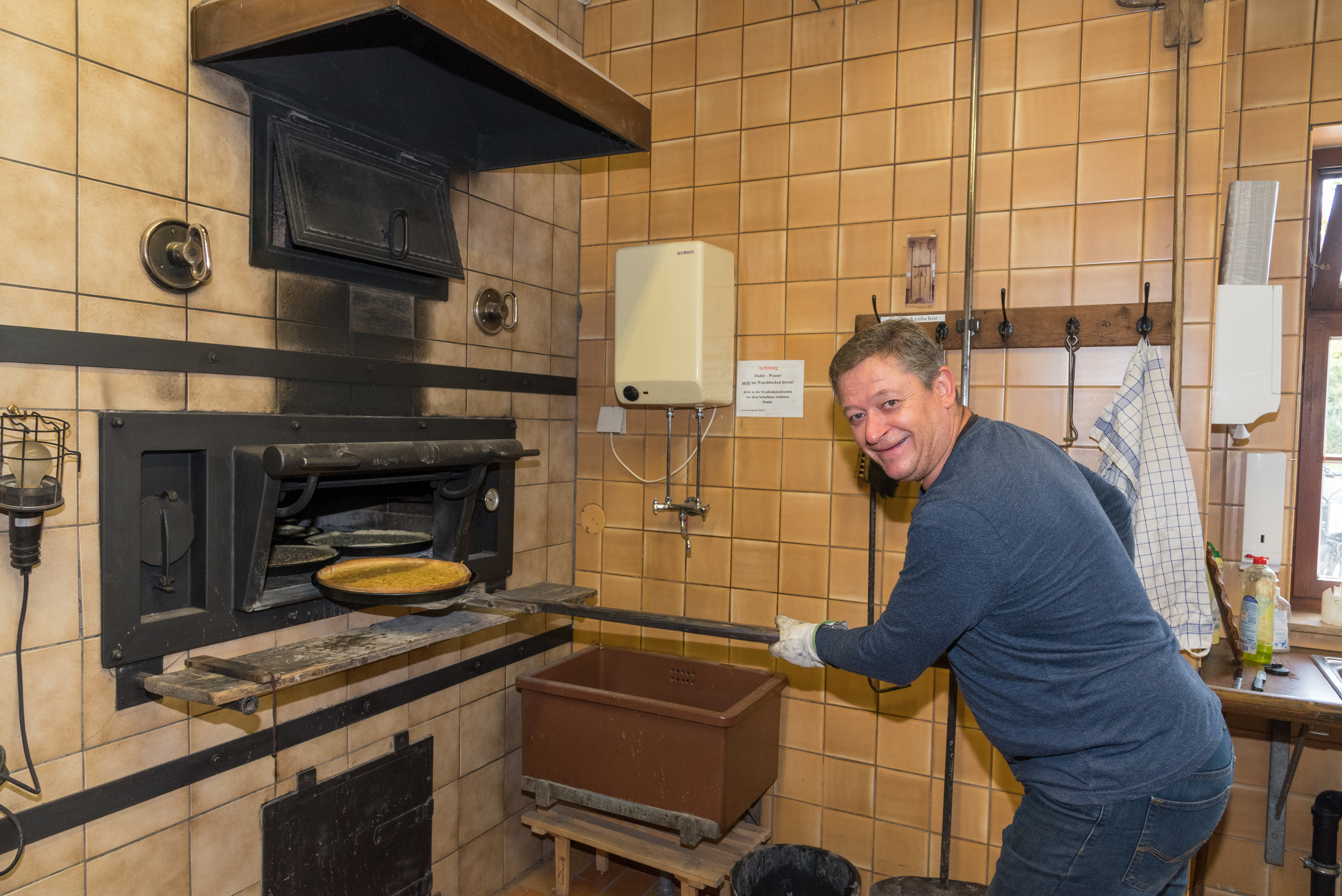 Alle Hände am Holzbackofen zu tun hatte Klaus Huber.