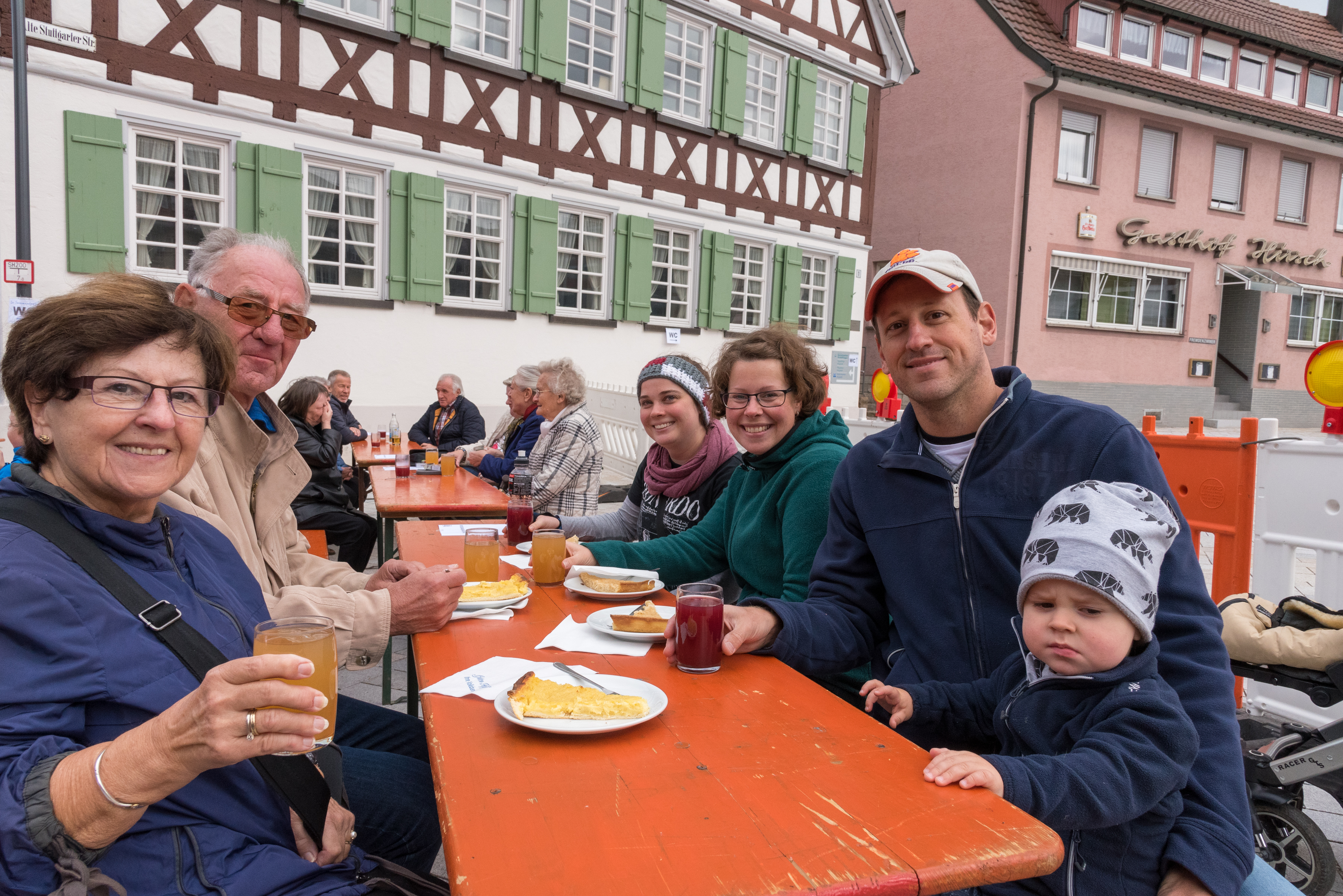 Herzhafter Genuss auf dem Marktplatz. Richtig lecker fand Familie Bräuer das Angebot des HHCs.