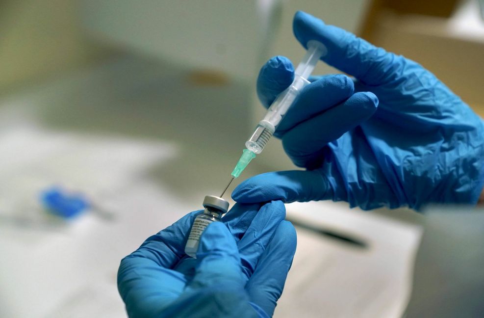 In Großbritannien haben Impfungen gegen das Coronavirus begonnen. Dabei kam es in zwei Fällen zu starken allergischen Reaktionen.