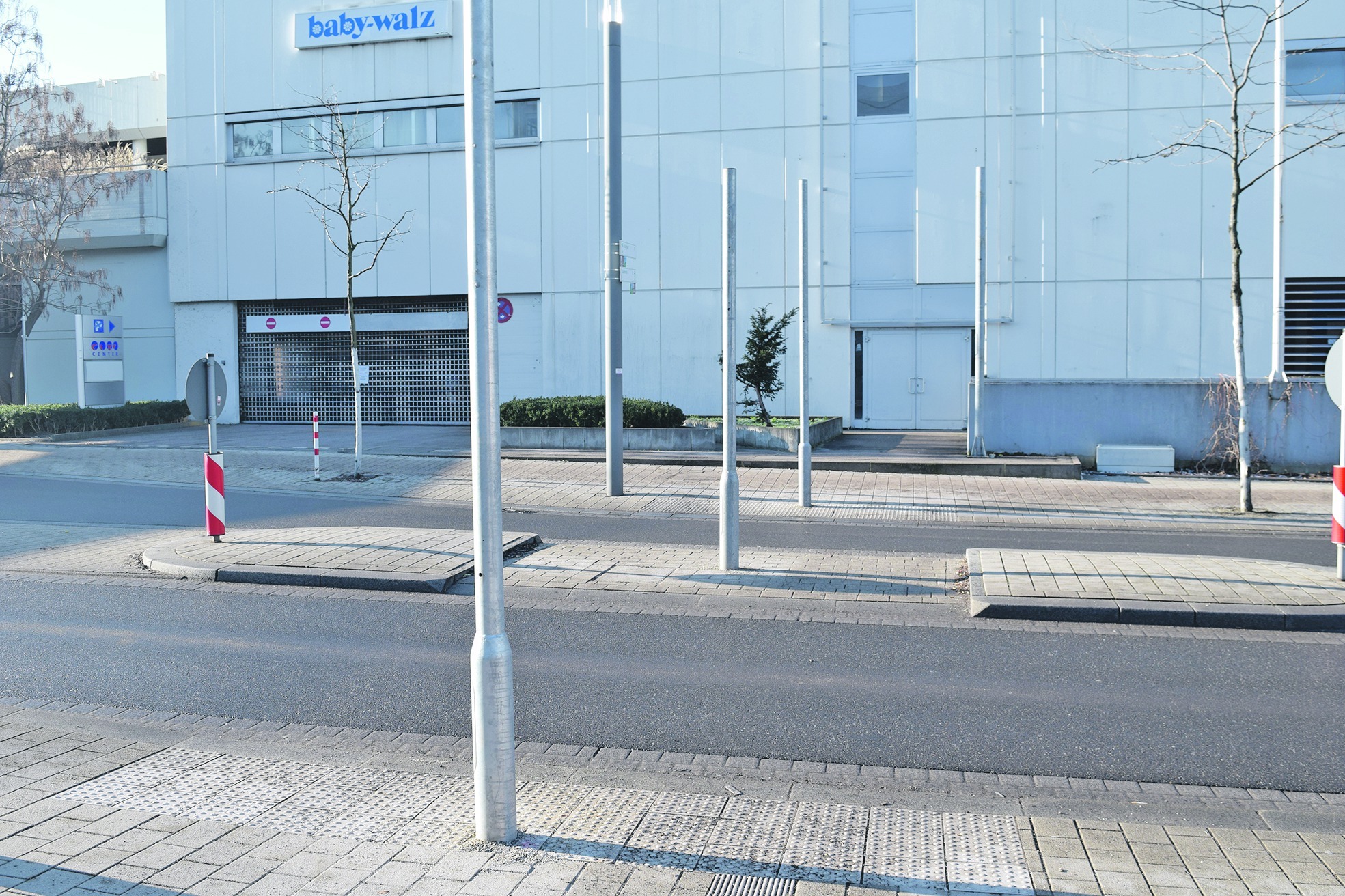 Hier entsteht eine Fußgängerampel über die Wolfgang-Brumme-Allee.
