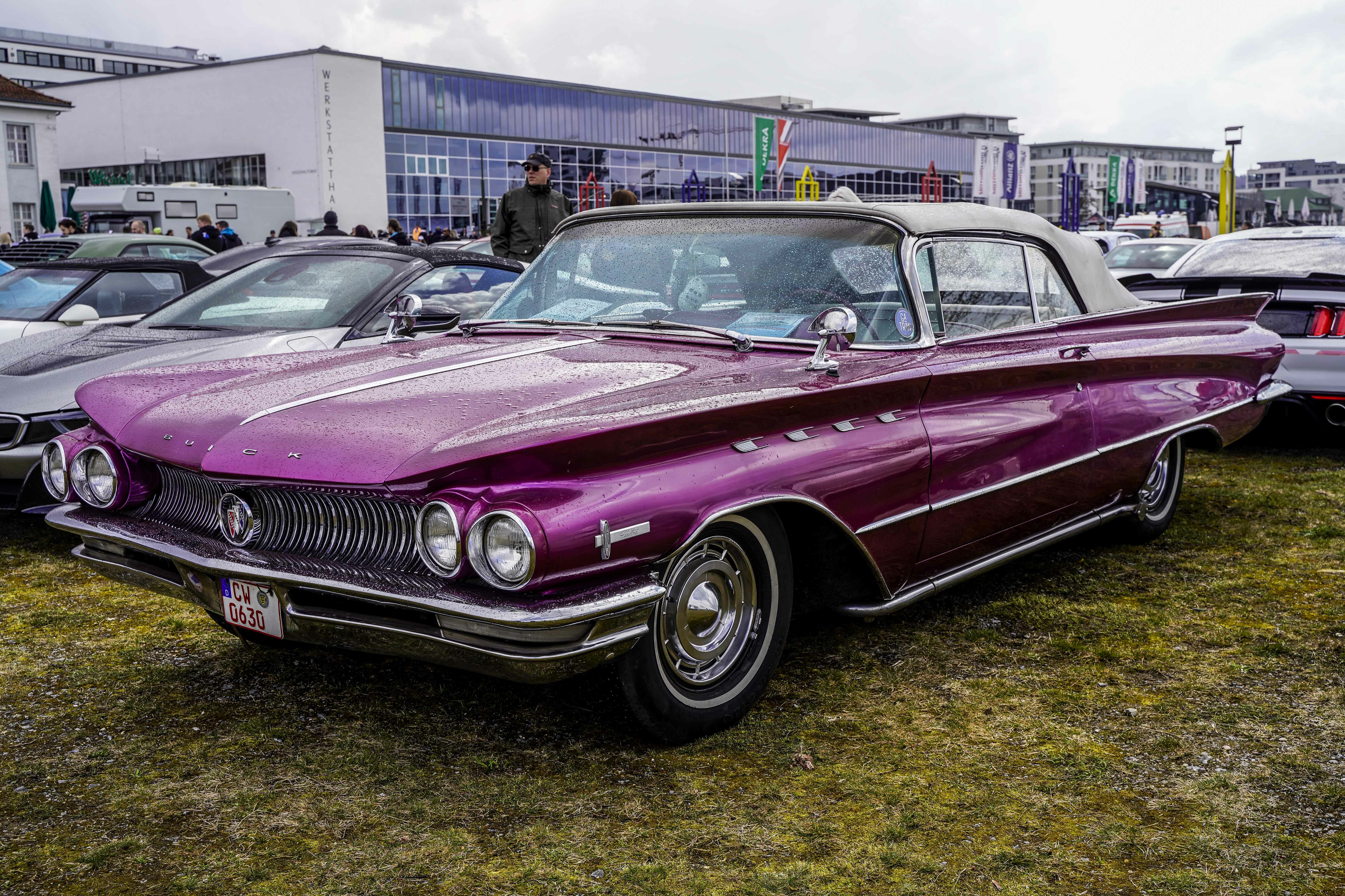 Schmucke Automobile und exklusive Sportwagen in Hülle und Fülle gab es am Sonntag bei der Saisoneröffung der Motorworld zu bestaunen. Ein Angebot, das rund 8000 Besucher anlockte. Bild: Dettenmeyer
