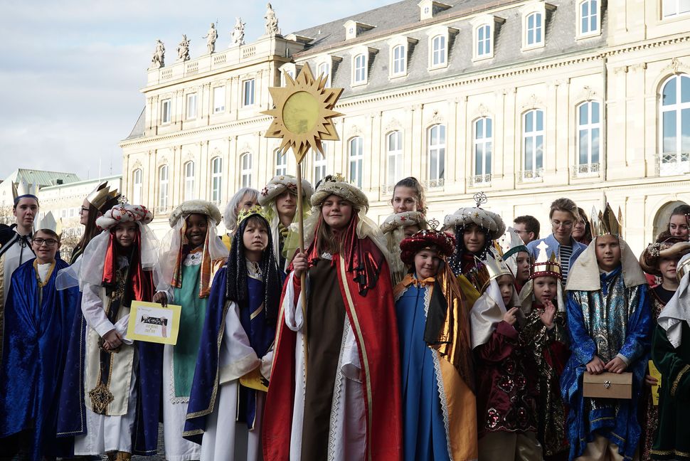 maichinger sternsinger vor Neuem Schloss