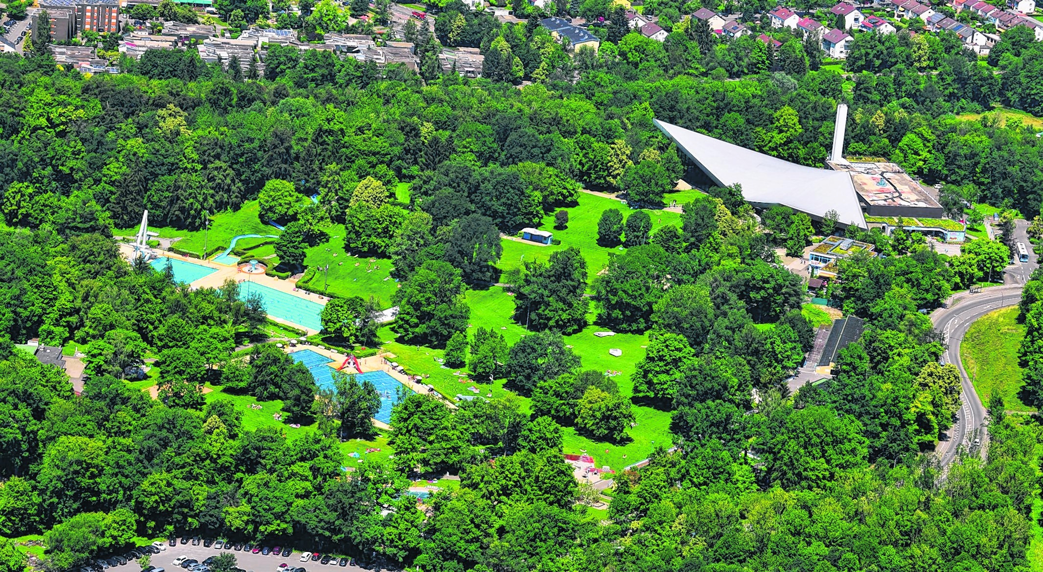 Das Badezentrum von oben: links das Freibad, rechts das Hallenbad. Bild: Stampe